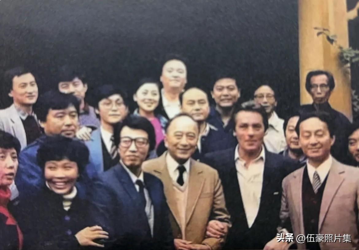 1987年阿兰德龙参观上海电影译制片厂。前排左起丁建华、杨成纯、孙道临、阿兰德龙
