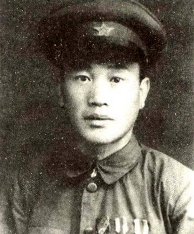 1953年，二炮手张立春运送弹药时，遭到了敌人飞机的紧逼轰炸，他架起机枪疯狂扫射