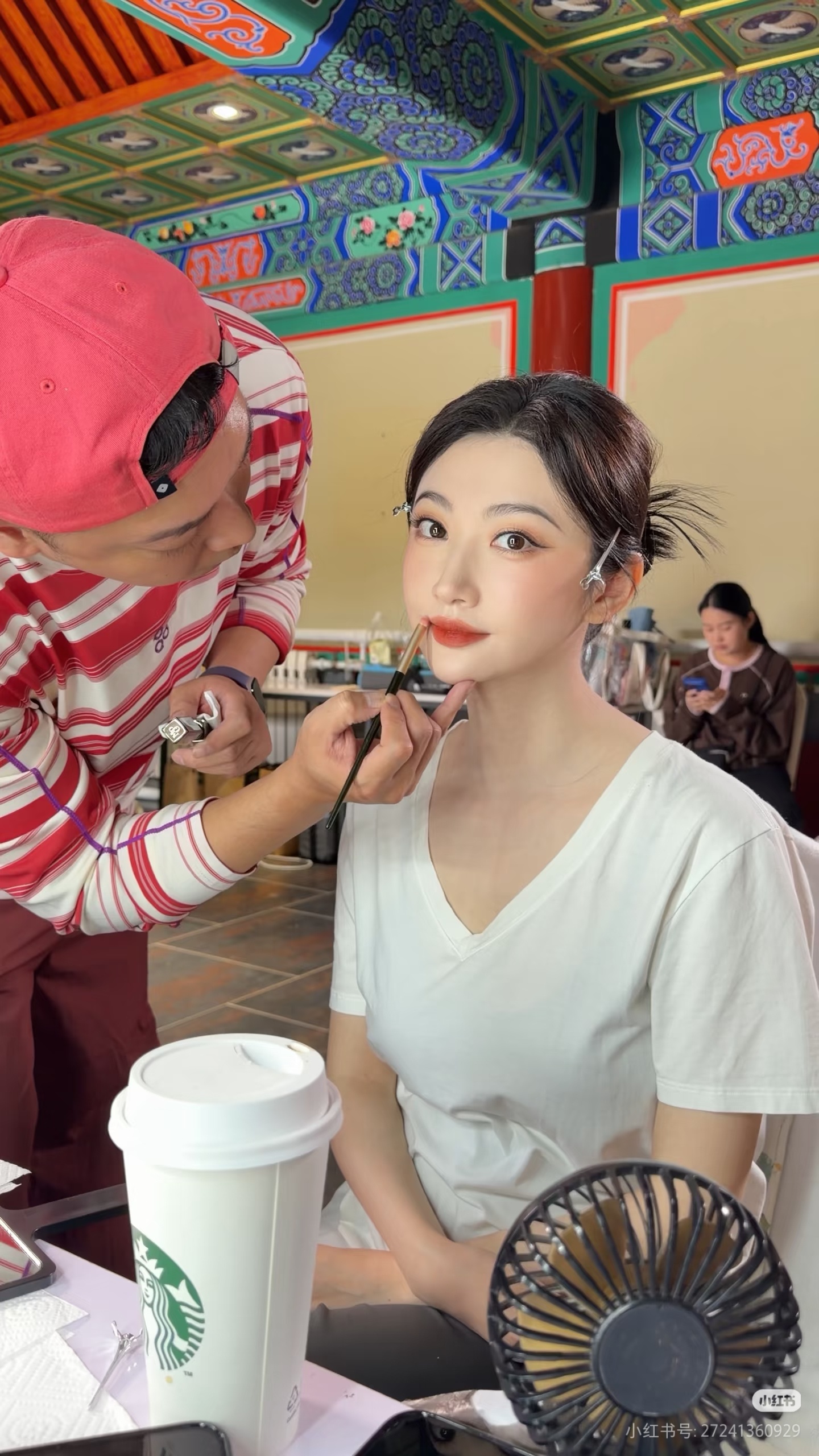 妈呀最后这个靠近的镜头！这完美的肤质！ 