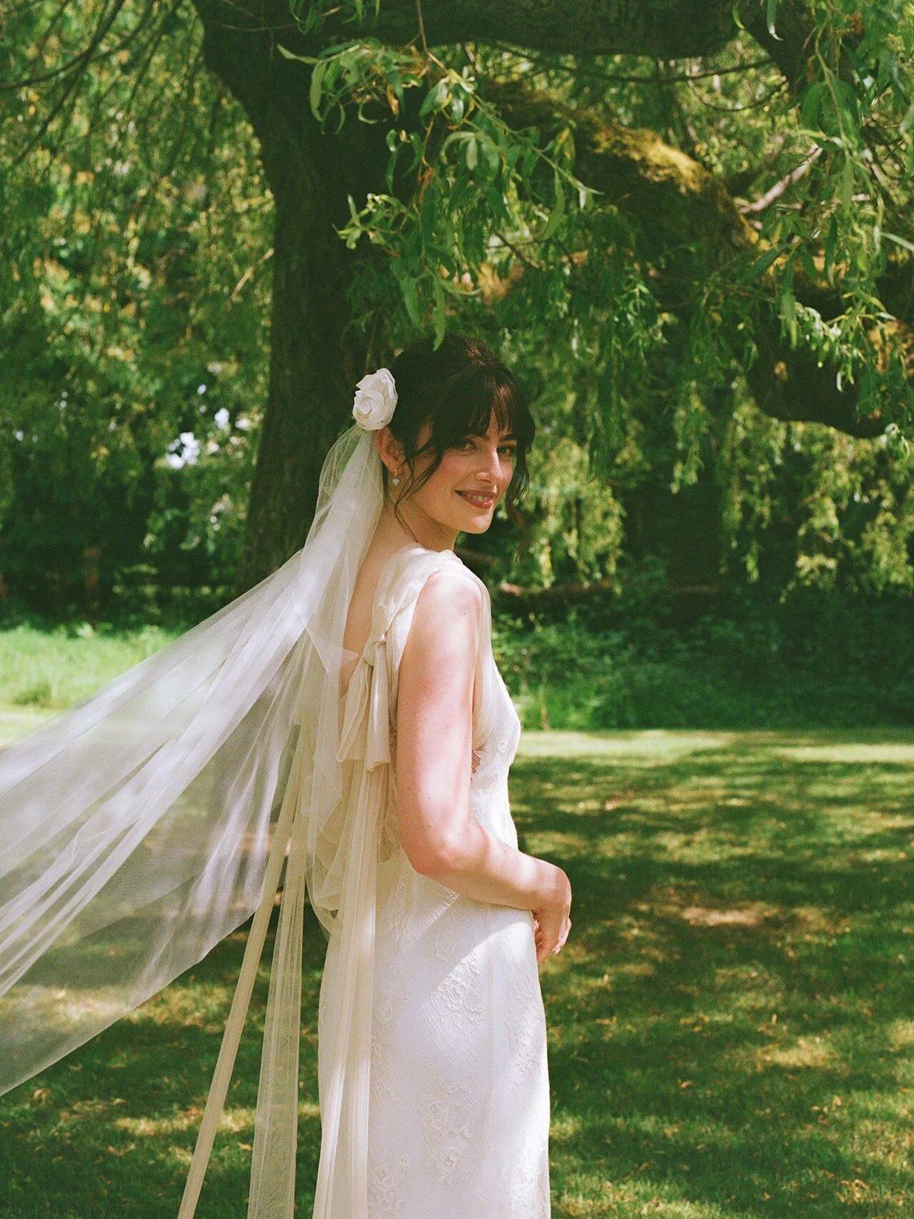 米莉·布拉迪Millie Brady的户外轻复古田园英式婚礼。审美积累｜设计灵感