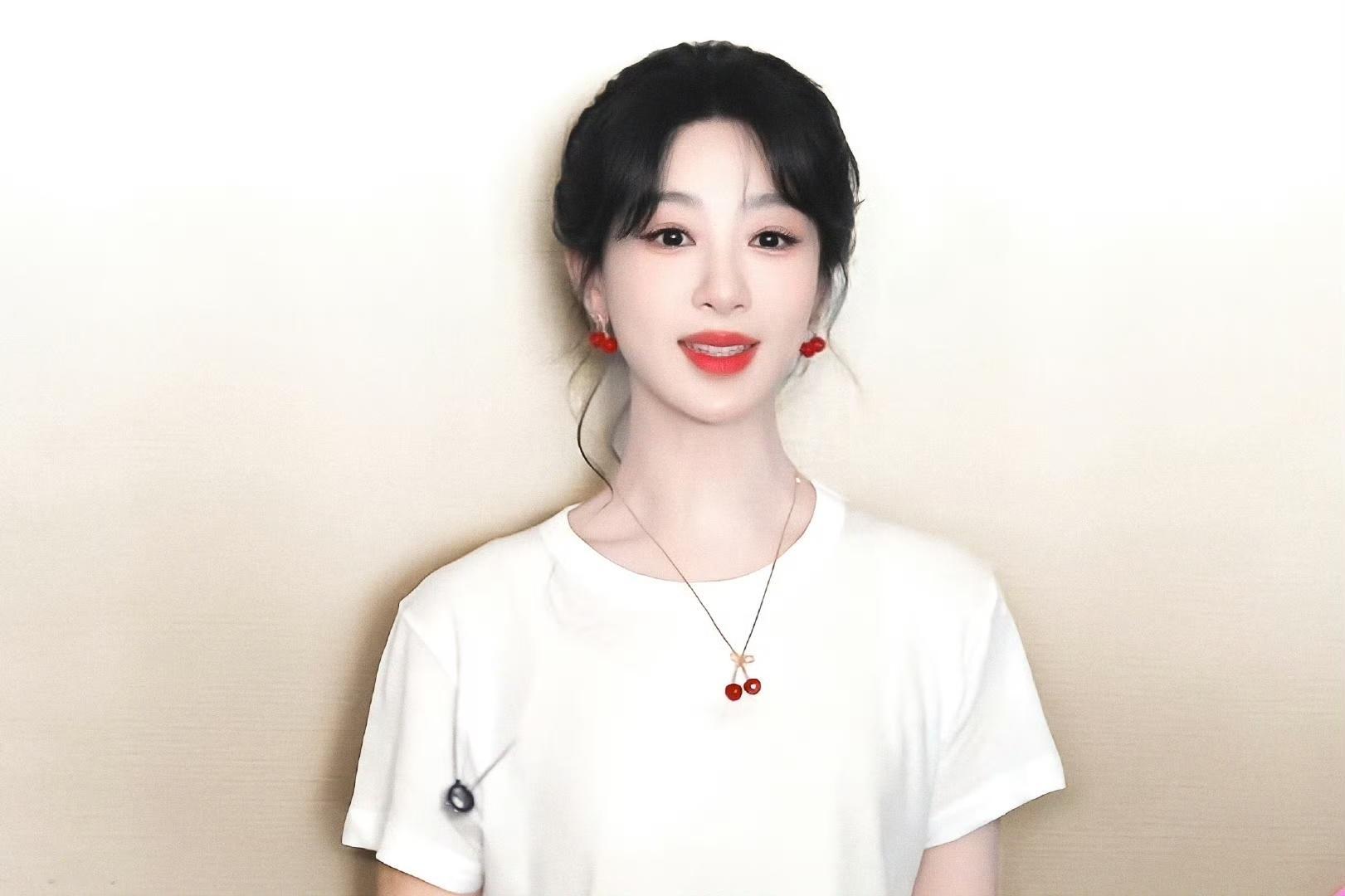 杨紫是一位漂亮的小姑娘，肌肤白皙嫩滑，给人留下深刻印象。她与何惟芳之间有着不同寻