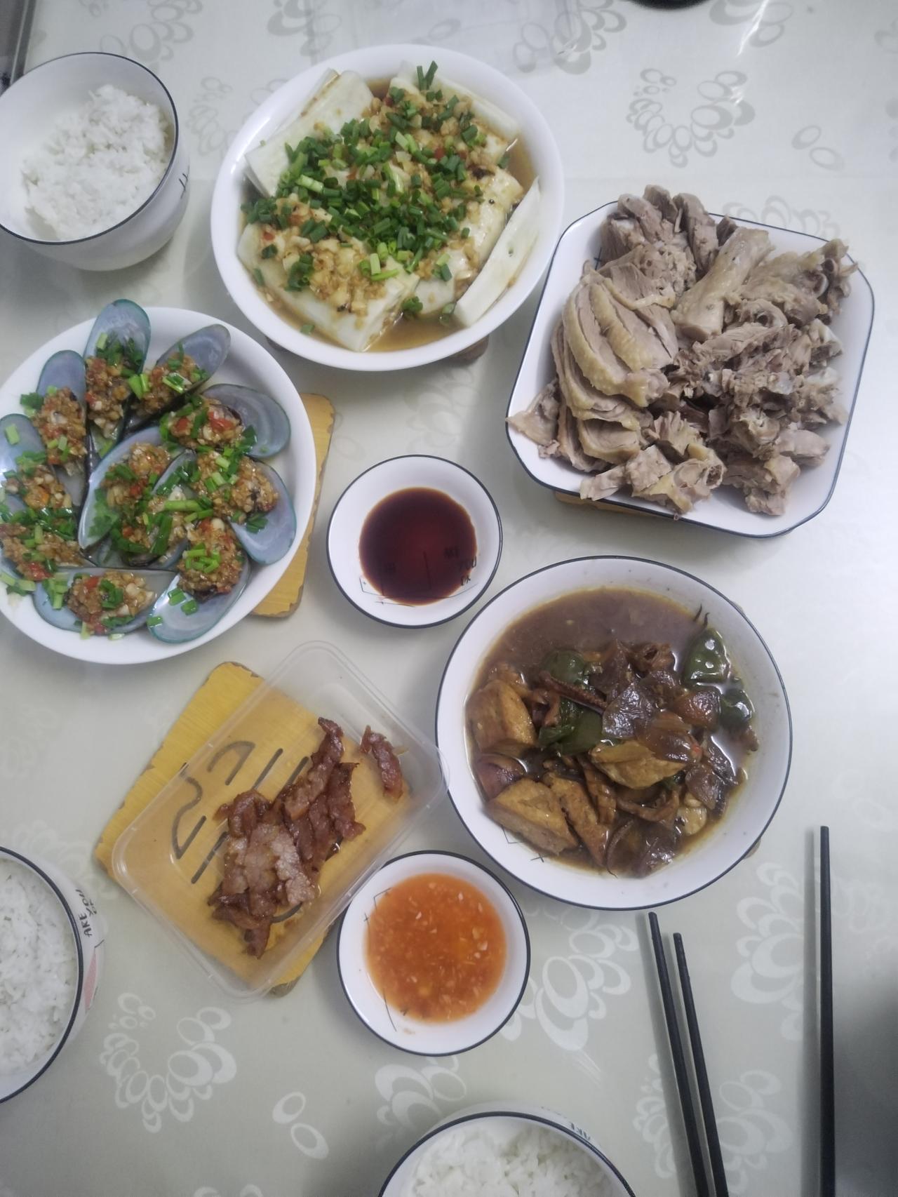 日子不需要多么轰轰烈烈，幸福往往就藏在一顿普通的家常晚饭里。
 
没有昂贵的山珍