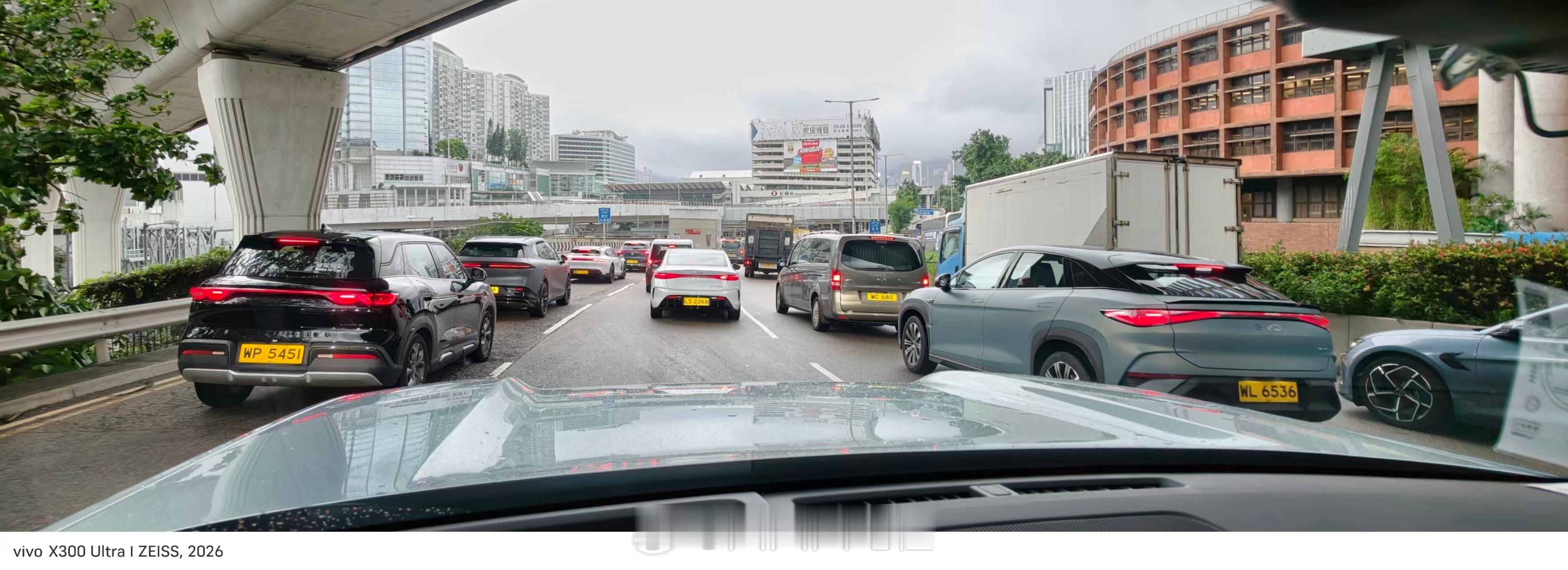 笑死你能想象现在在香港开车路上全部都是比亚迪极氪和小鹏什么叫真香，挡不住的