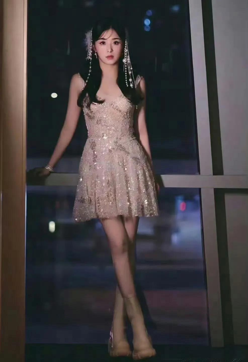 年少不知含韵好，错把春哥当成宝，待到青春已远逝，才知含韵更可靠，他强任他强，清风