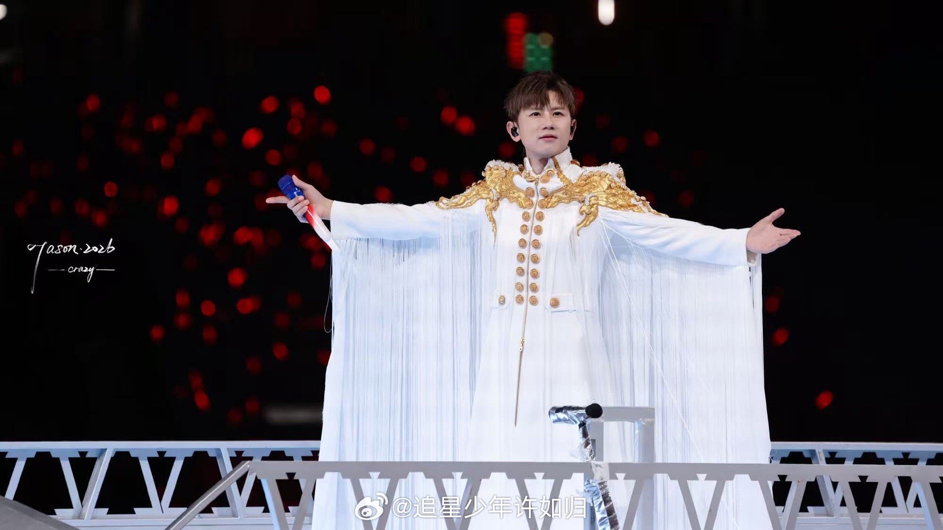 在张杰演唱会上看到蝴蝶了 真的被美晕！张杰演唱会的造型仙气飘飘，灵动的剪裁加上舞