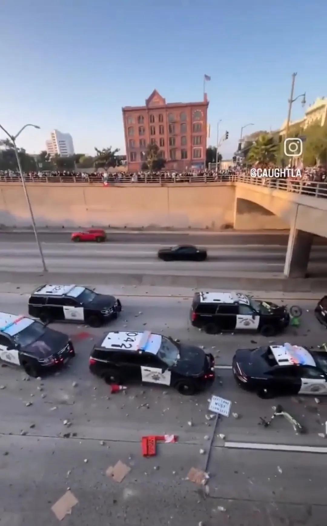 洛杉矶的骚乱，那些警察真的是防不胜防。制造骚乱的人就站在天桥上面，拿着石头砸天桥