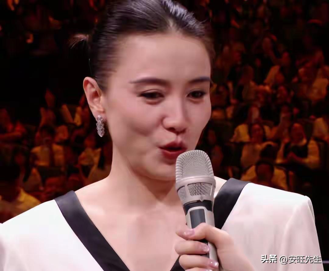 宋佳把活人张桂梅演活的人
作为一个影视演员演一个过去的人靠看剧本，揣摩角色，理解