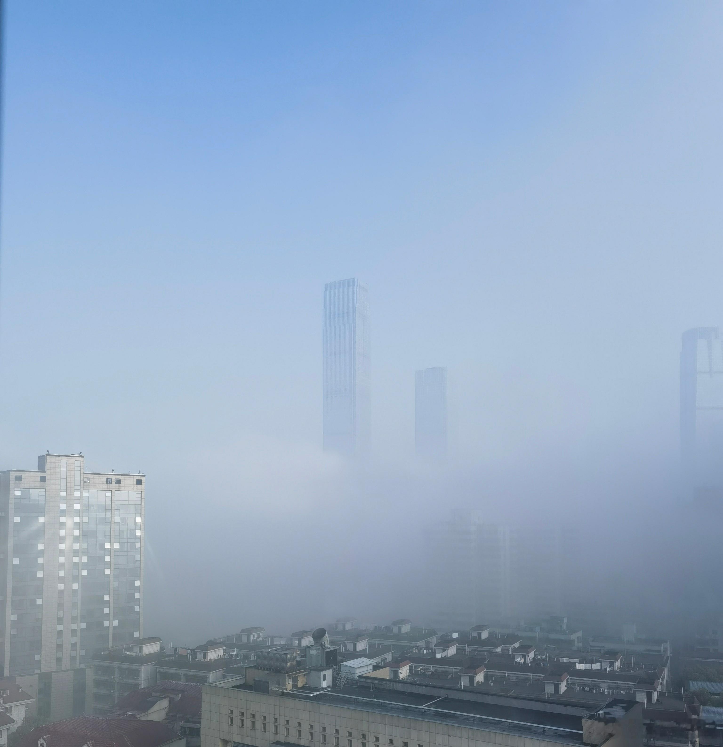 病如春愁熬了两三天，终于顶不住了。这病来得不疾不徐，像是跟你客气，其实缠上了就不