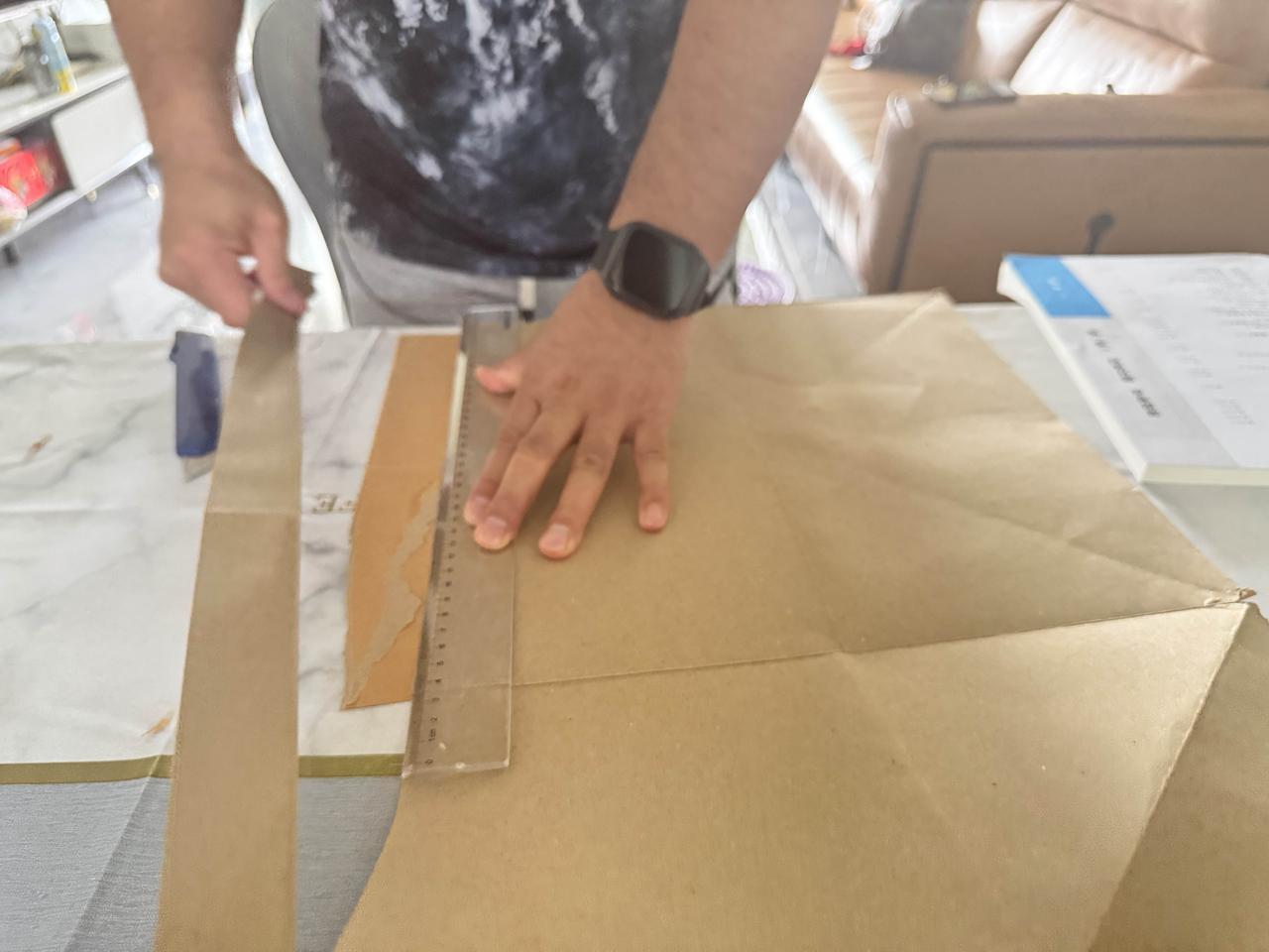 今天又对老公一番夸赞，随后他便像撒欢的马儿般跑开了。

孩子需要包书皮，她不喜欢