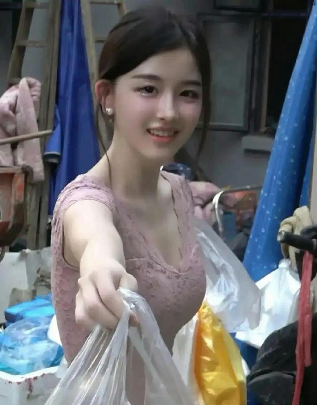 明明可以靠颜值，却偏偏要出来卖菜 