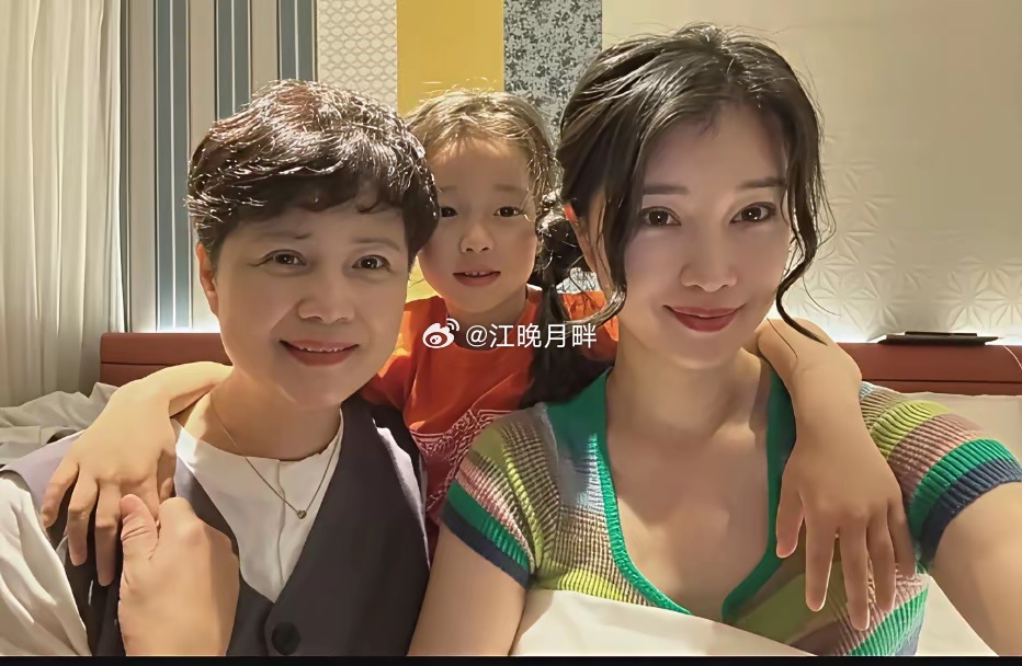 茹萍与女儿、外孙女的一张留影，一家三代温馨同框 