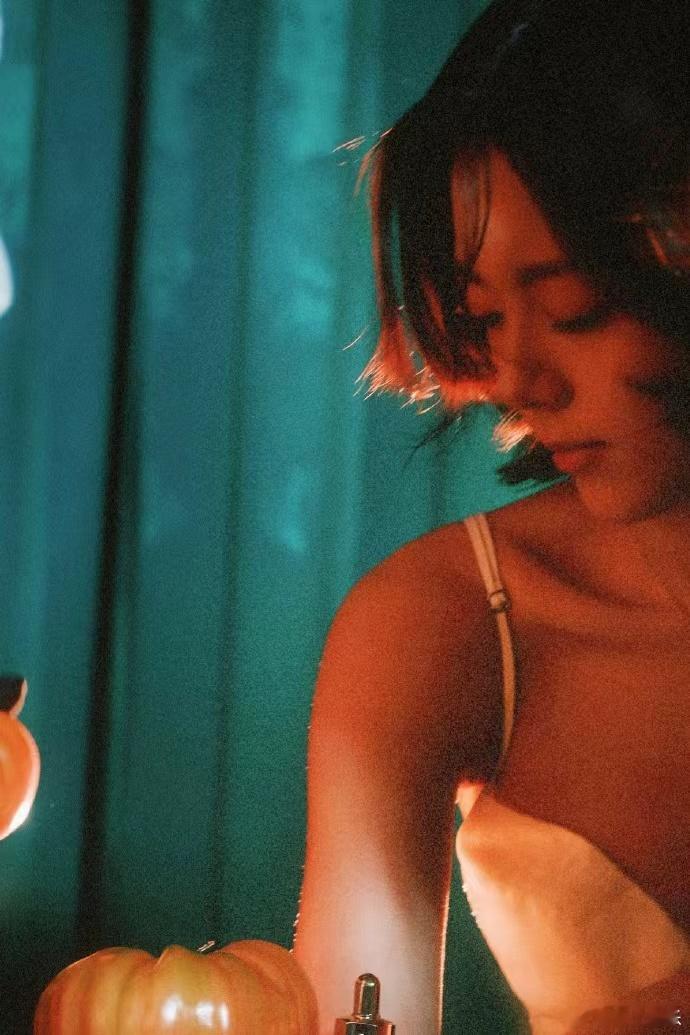 赵今麦短发吊带白裙赵今麦电影感 赵今麦短发吊带白裙 ，赵今麦电影感，赵今麦拍摄花