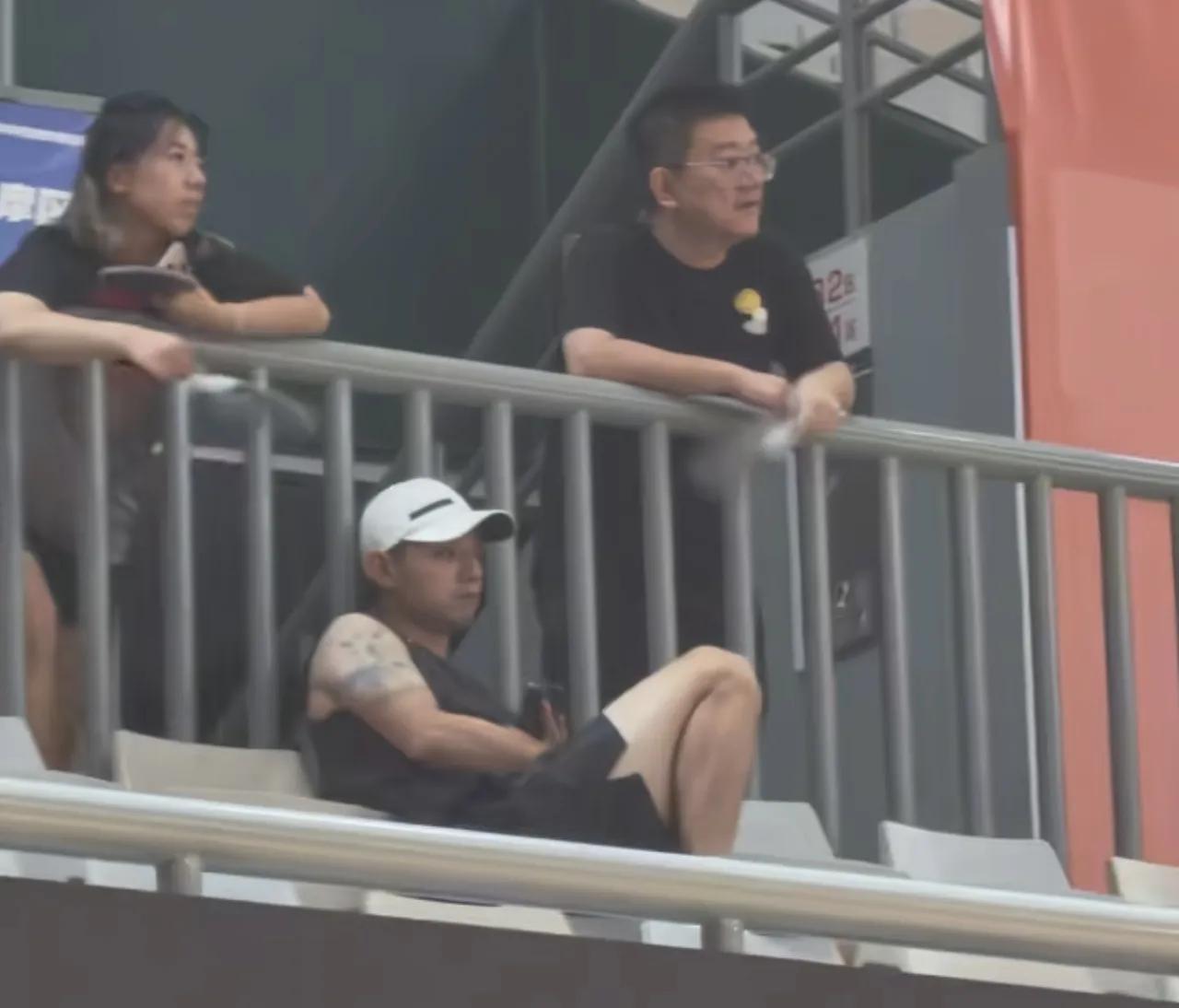 太有喜感了！

张继科乒乓球赛在浙江杭州开幕前，张继科在观众席坐着，后面的蝶哥蝶