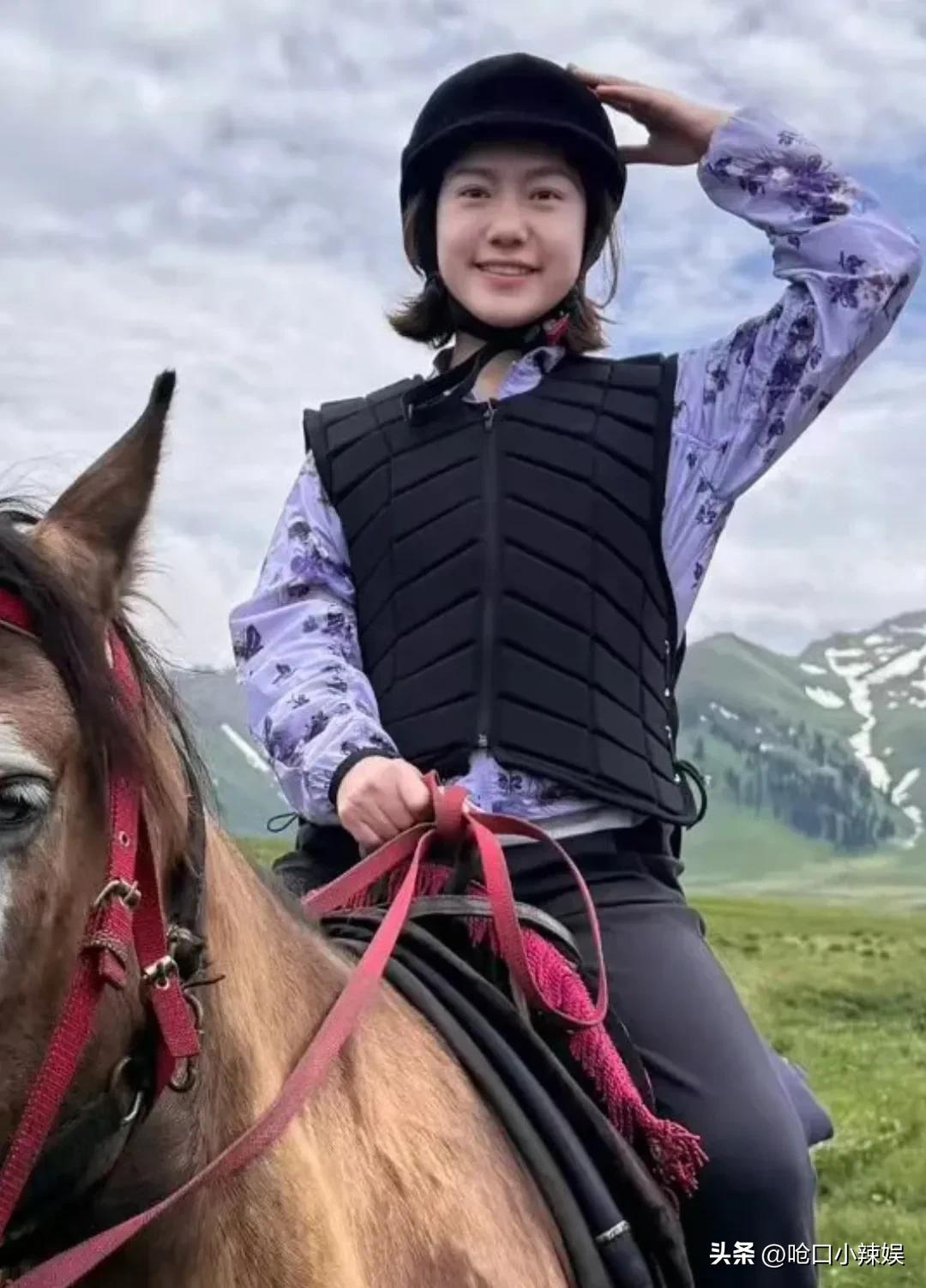 50岁翁帆带妈妈去新疆旅游，身边是侄女

翁帆骑马这张照片太像一个小女孩了，眼神