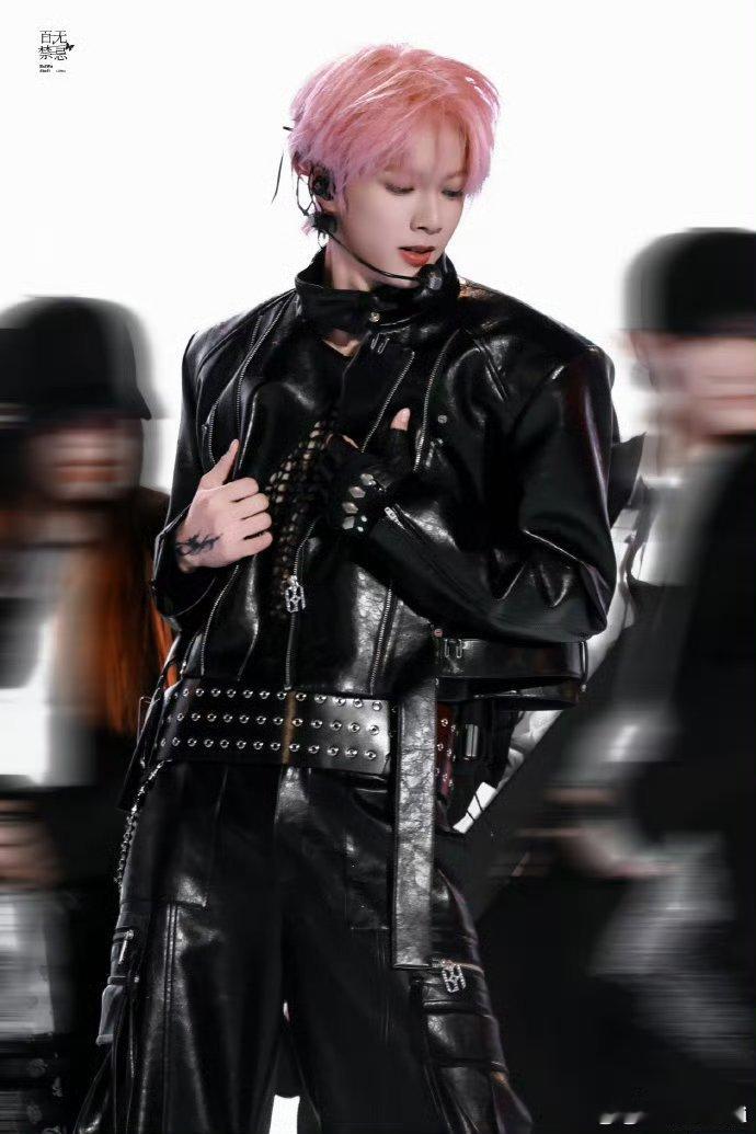 刘耀文兄弟你好帅啊，兄弟你帅成这样几个意思啊刘耀文舞台爱看多跳！ 