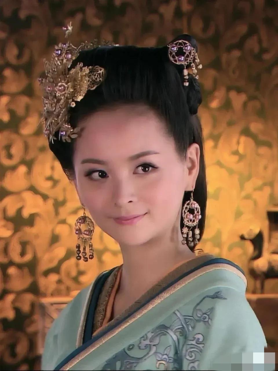 向太说“十个嫁富二代九个没好下场”真不是危言耸听，

    邓莎的经历就是最扎