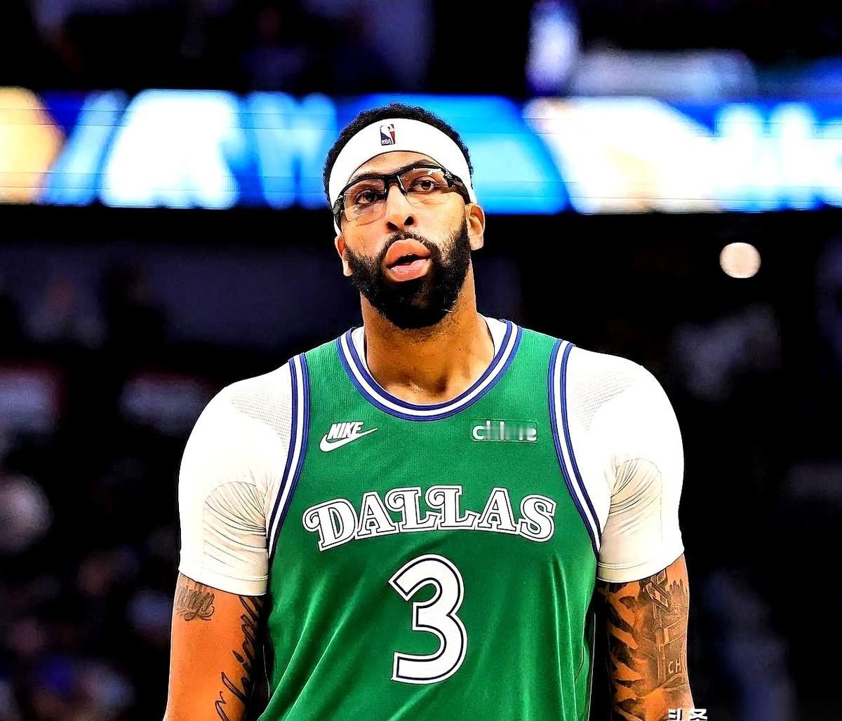 知道最扎心的是什么吗？
不是球队战绩烂，也不是浓眉又双叒叕伤了。
是那个刚进联盟