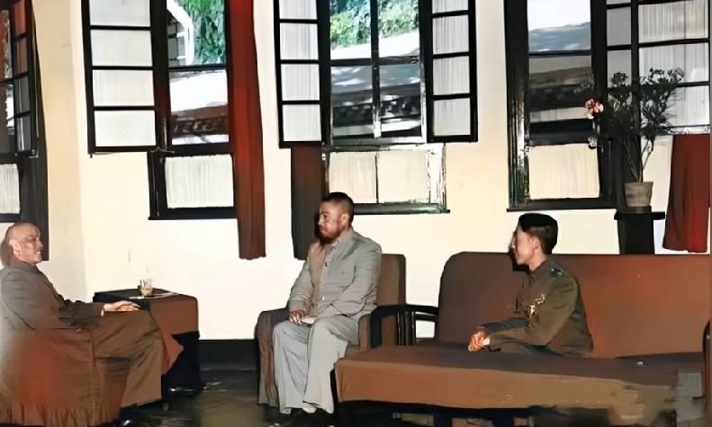 1949年，蒋介石会见青海王马步芳与儿子马继援时的一幕，老蒋翘着二郎腿，马氏父子