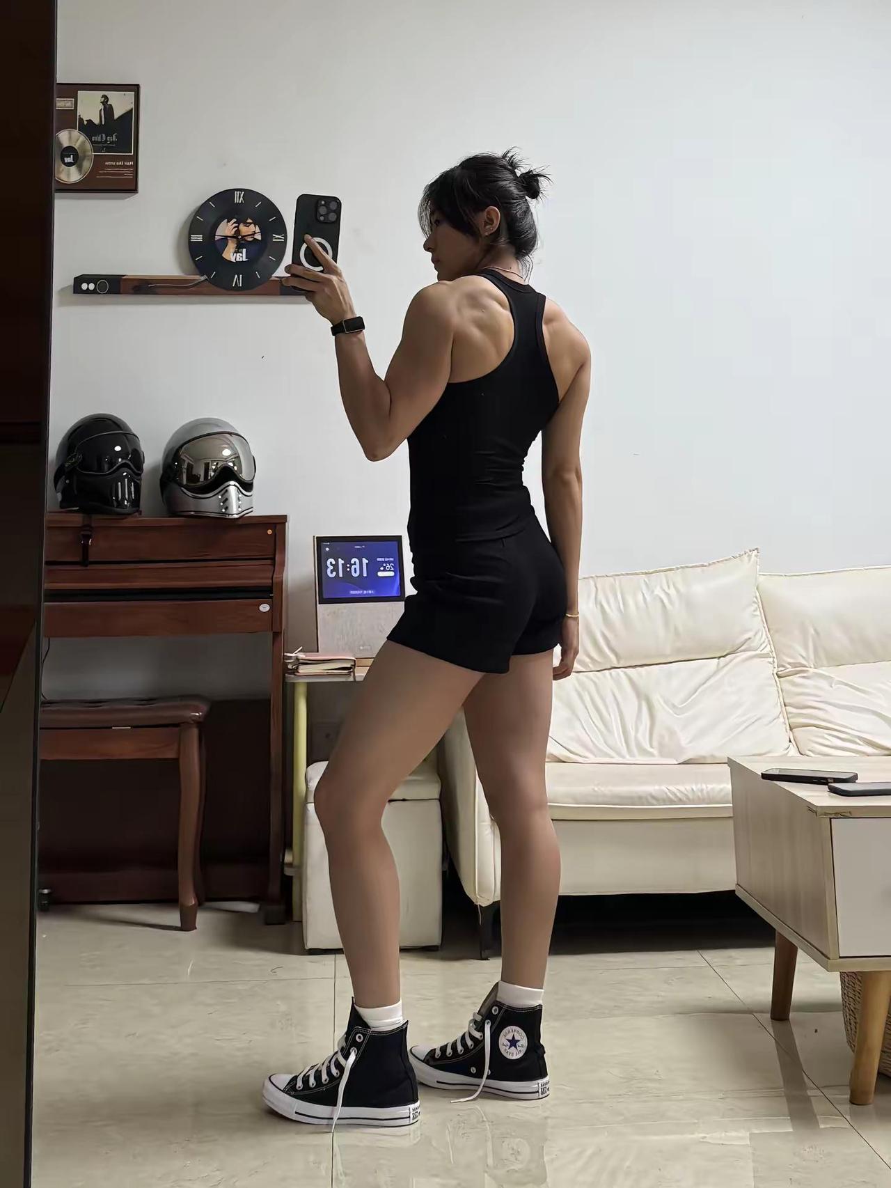 生来为了出众 何必费力合群 肌肉女 运动健身穿搭 美式