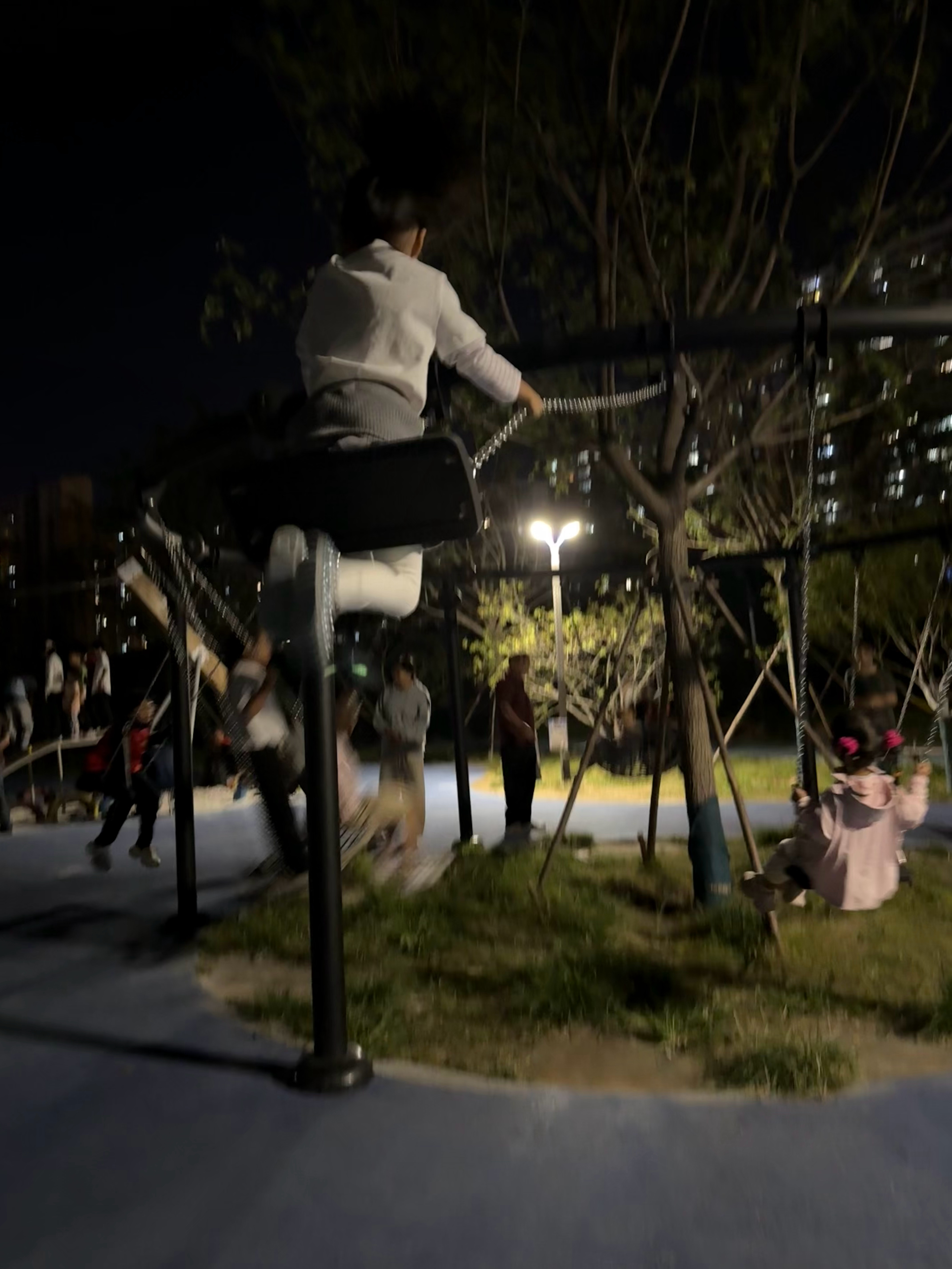 孩子越大越好带之——荡秋千这件事儿不用辅助了 ​​​