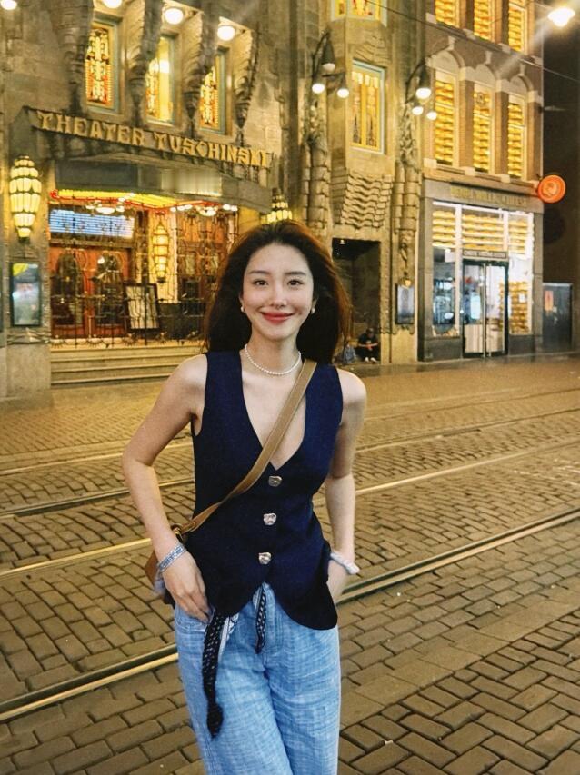 杨采钰街拍，V领马甲配牛仔裤，简约松弛很法式！
深色无袖V领马甲利落修身，恰到好