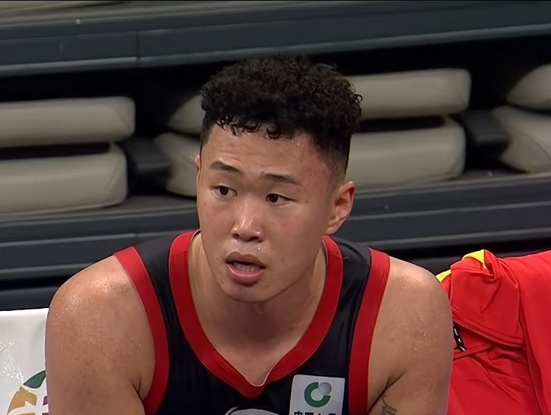 贺希宁开心极了！不仅仅是因为深圳103-98力克山西，更是因为——
 
1. 贺