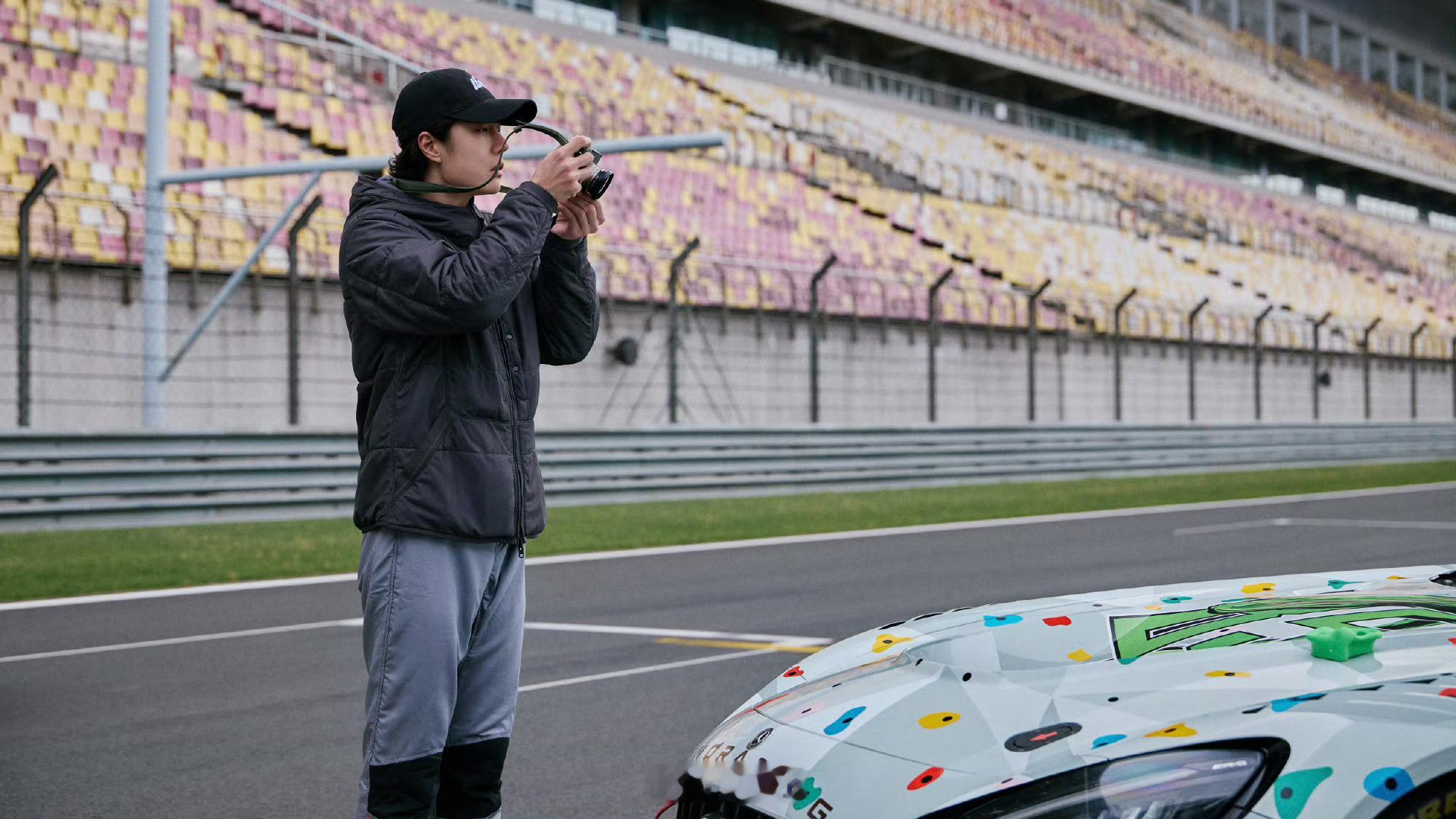 王一博 一生要出片的中国男人是认真拍照的人，投入程度比网上很多摄影师人设的博主都