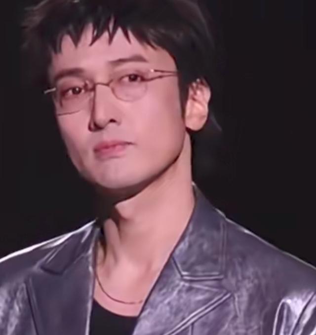 王传君在《披荆斩棘2026》的初见面直播中，贡献了一场令人印象深刻的“飒爽走秀”