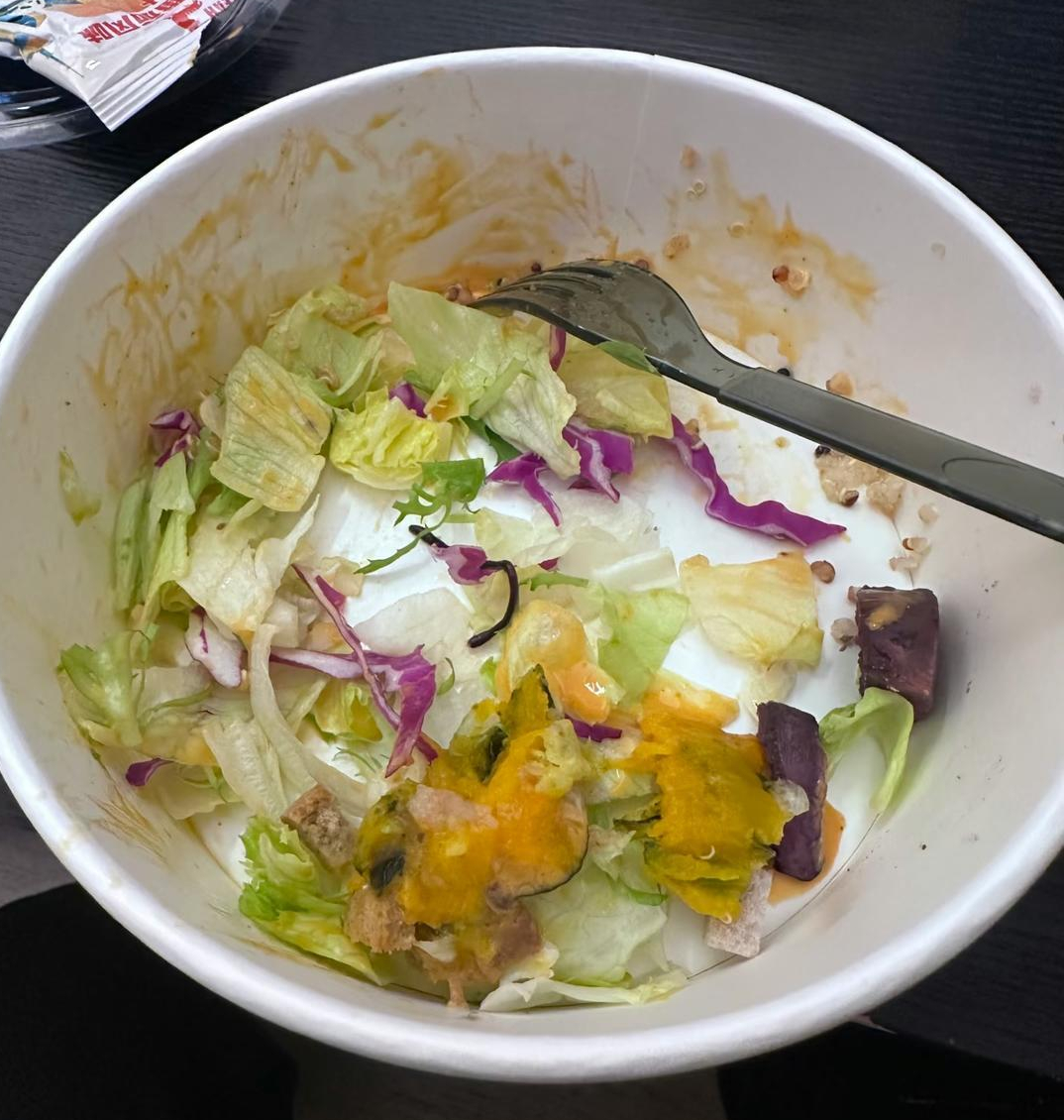 #商家回应网友沙拉外卖吃出活物#【网友发帖称点沙拉外卖吃出线状活物 商家回应：制