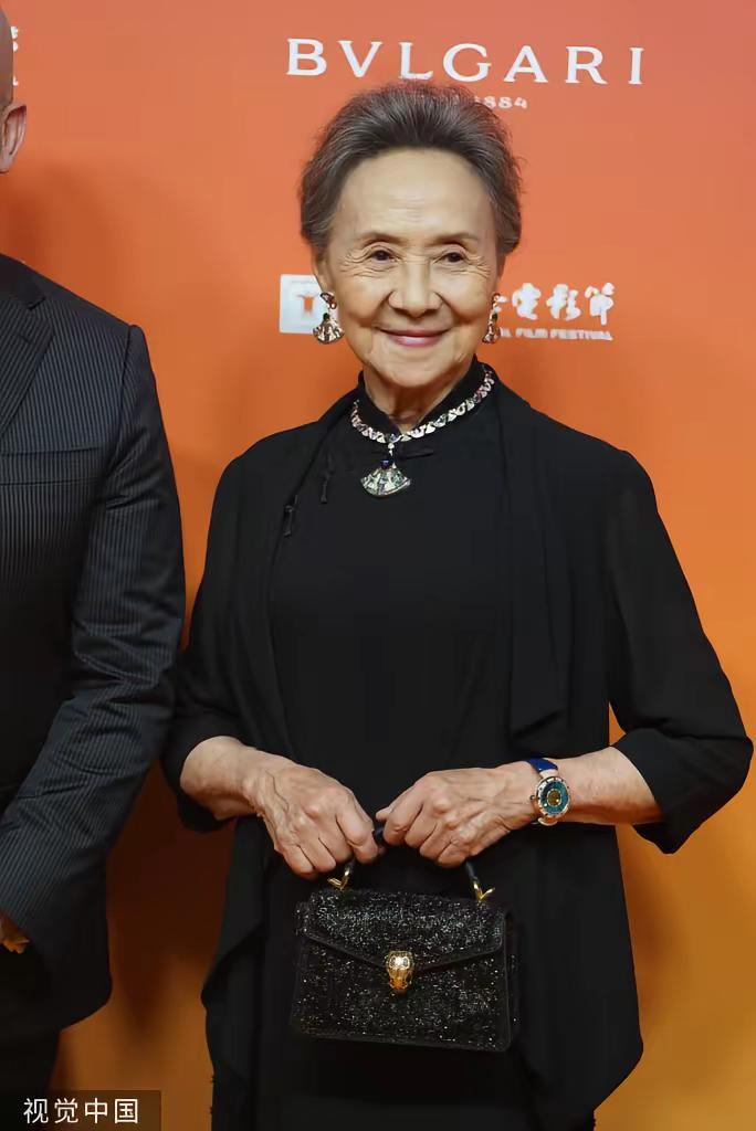 吴彦姝一袭黑色套装亮相上海电影节 宝格丽 闭幕派对，轻松驾驭华贵珠宝不惧时光优雅
