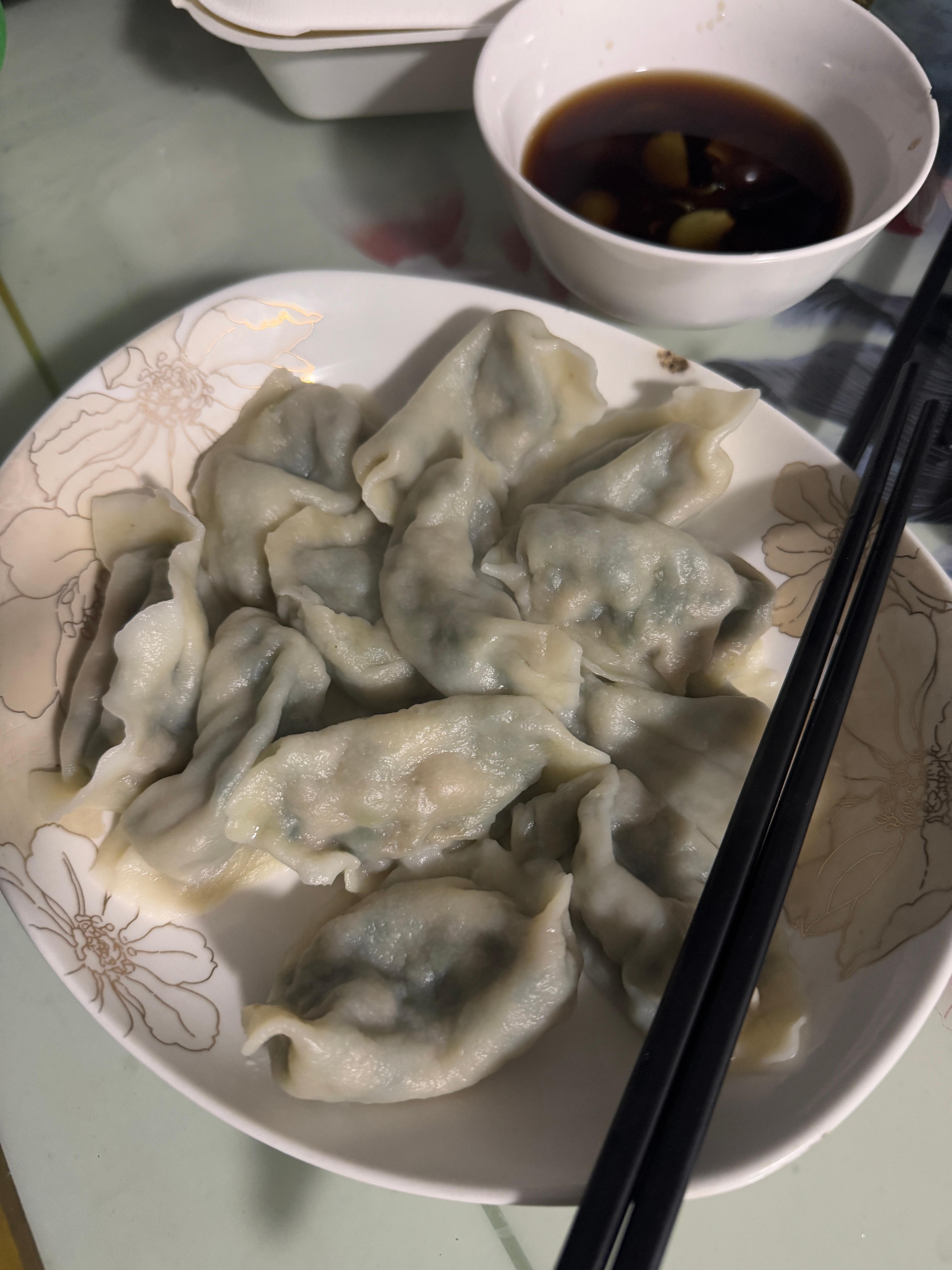 你们那里的习俗年夜饭吃什么？我先来，我们吃饺子，大年初一还吃饺子 