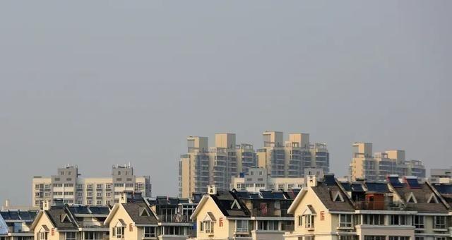 同事家拆迁分房，本来能分四套，结果小姑子拿走一套，剩下的三套全写她老公名字，她一