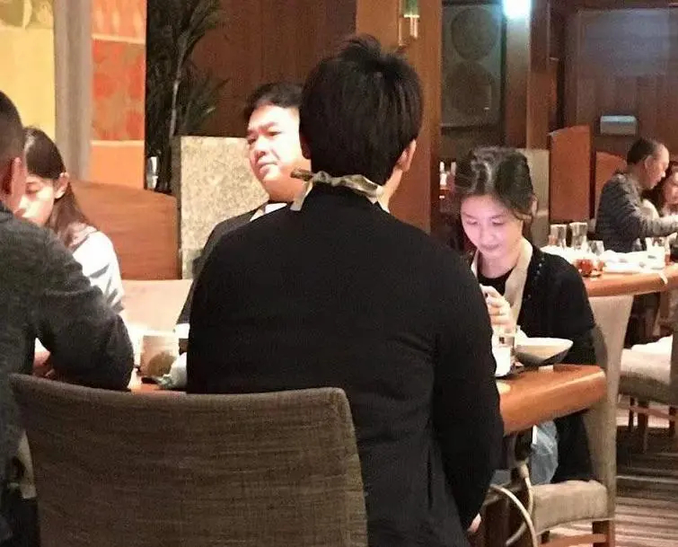 刘强东带老婆外出聚餐，章泽天素颜宛如18岁，夫妻俩同框像父女！ 