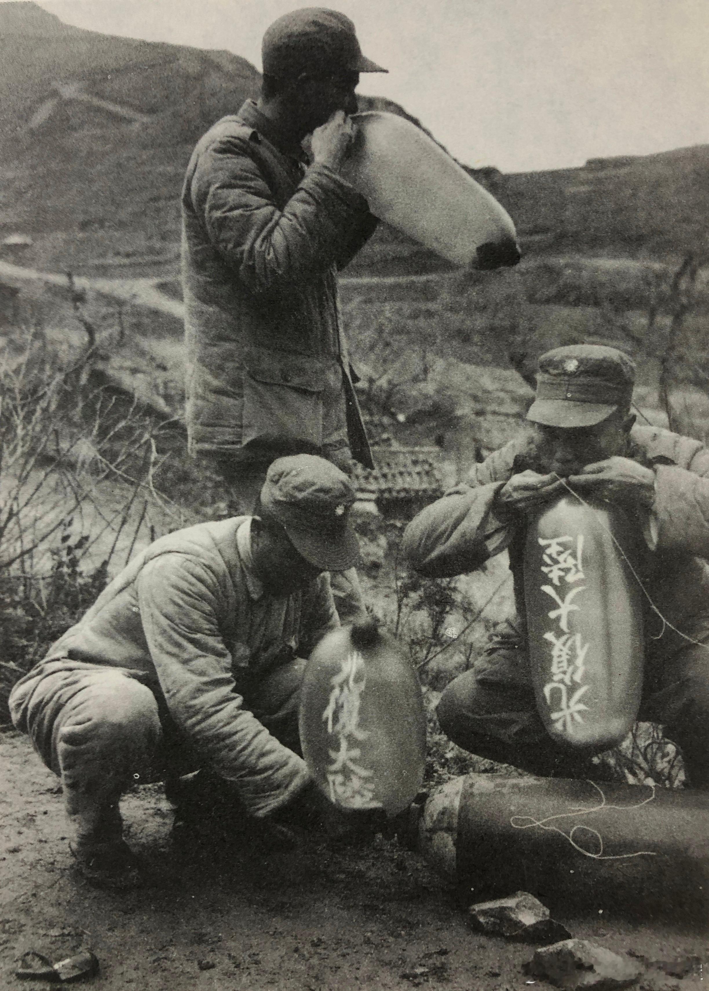 1955年1月大陈岛上的国民党军政工人员向大陆飘送政治宣传气球历史影像 ​​​