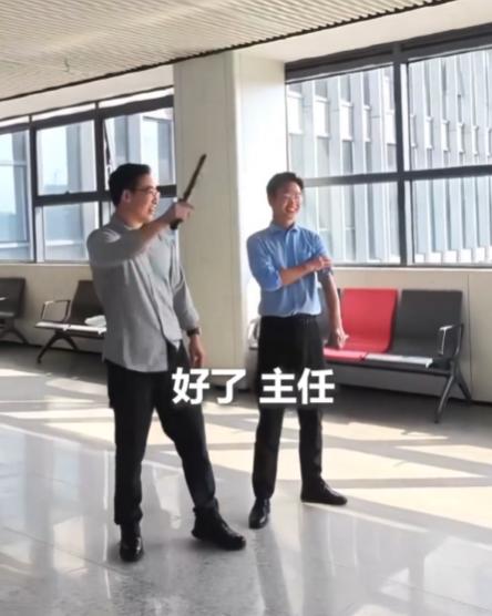 “火到人民日报了”！四川成都，一医院举行防暴演练，没想到，平时温文尔雅的医生，临