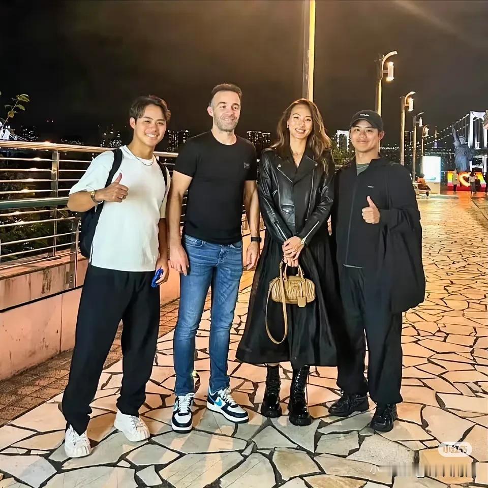 郑钦文穿皮衣真帅，凌厉的风格带着温柔的笑，完美的融合。