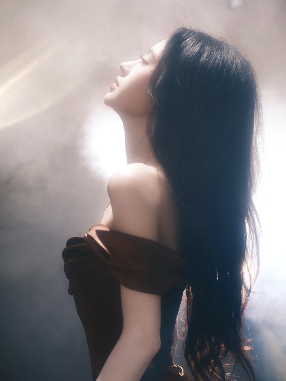 鞠婧祎缎面落肩礼服鞠婧祎高珠 鞠婧祎缎面落肩礼服好漂亮！ ​​​