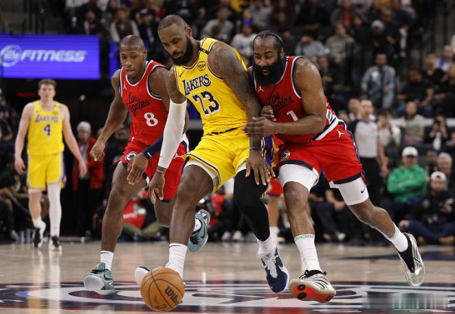 近日，前NBA球员保罗·皮尔斯和丹尼·格林在《No Fouls Given》播客