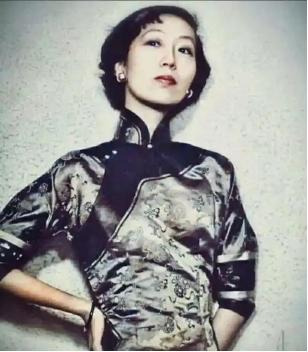 1956年，吃下堕胎药的张爱玲，在床上疼的直打滚。突然，孩子掉下来，她长舒一口气