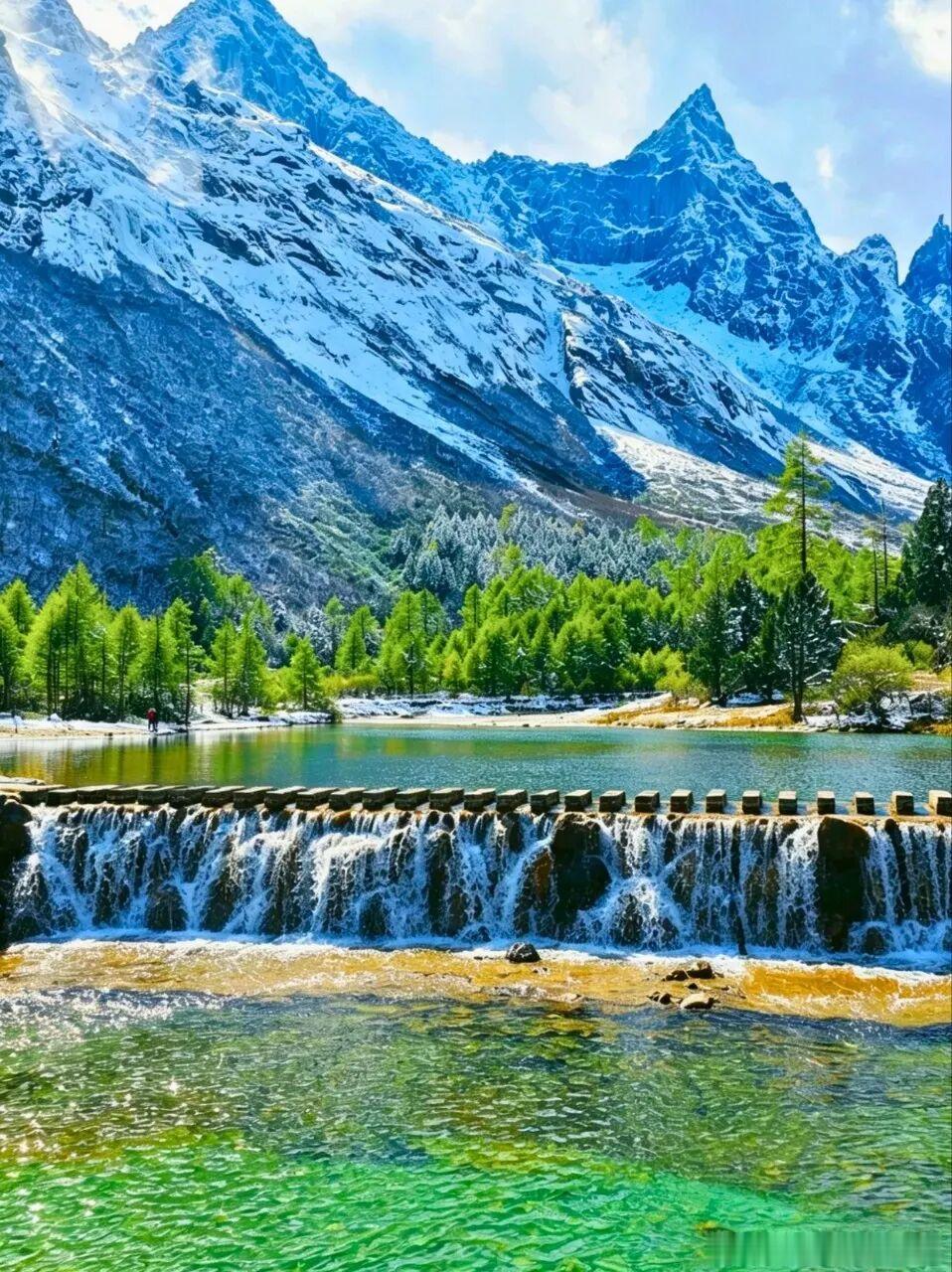 寻一段悠闲时光走进川西仙境，澄澈海子层层叠叠，山间清风格外治愈。全程交通省心、行