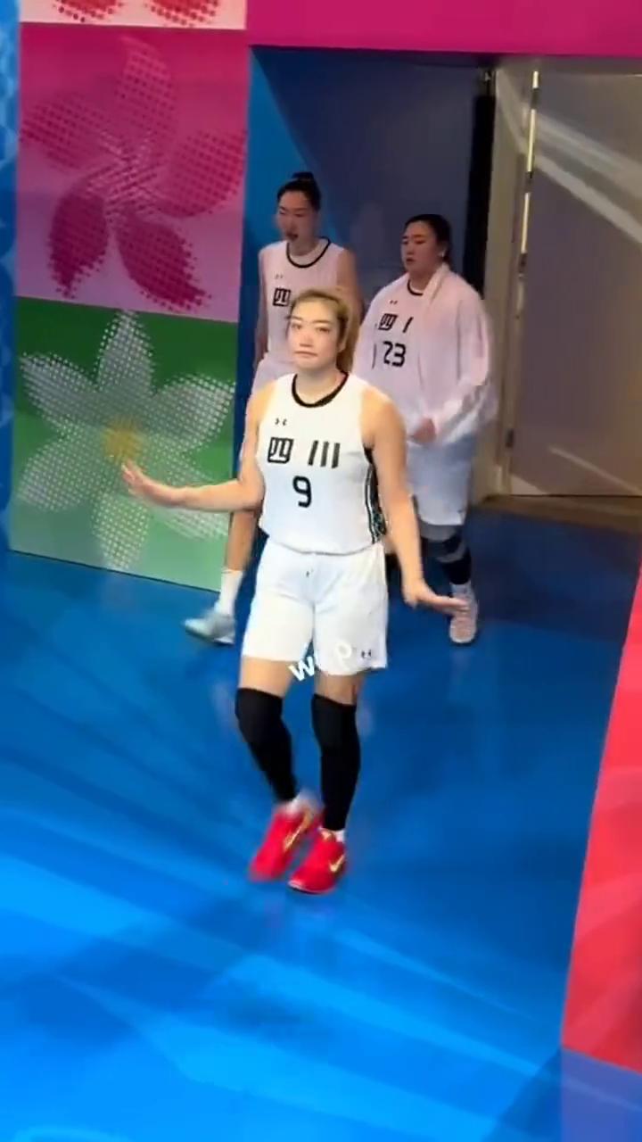 梦雨双星。
王思雨和李梦又美又飒战神梦，李梦就是女篮顶梁柱，绝对赛场掌控力。
战