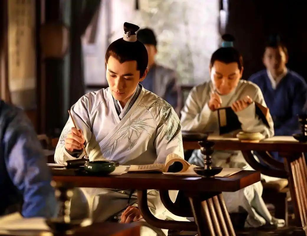 宋朝这招太绝了。让文官说了算，武将和地方上的土霸王都靠边站，当官的基本都是科举考