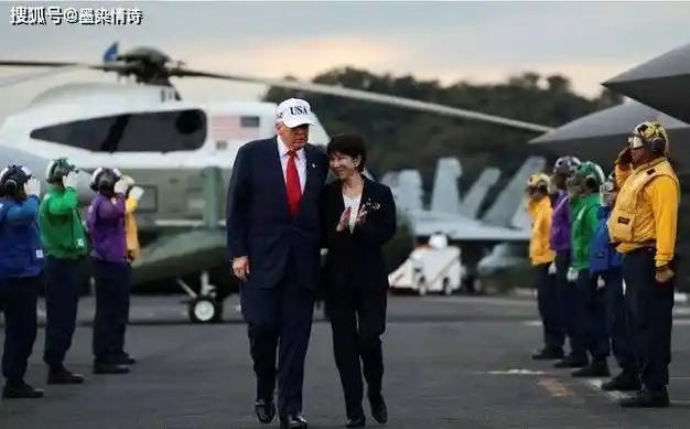 高市早苗访美，大戏一出接一出，白宫美女发言人卡罗琳卡罗琳刚发了张照，全网炸锅了。