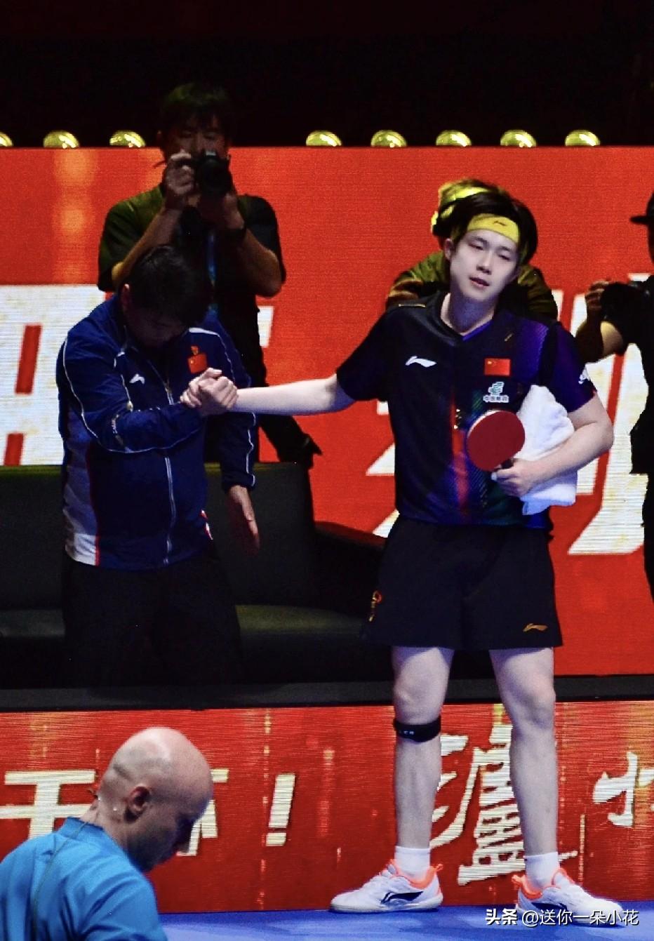 乒乓球世界杯男乒1/4决赛，王楚钦在大比分1：3落后对手达科的局势下，硬是把比分