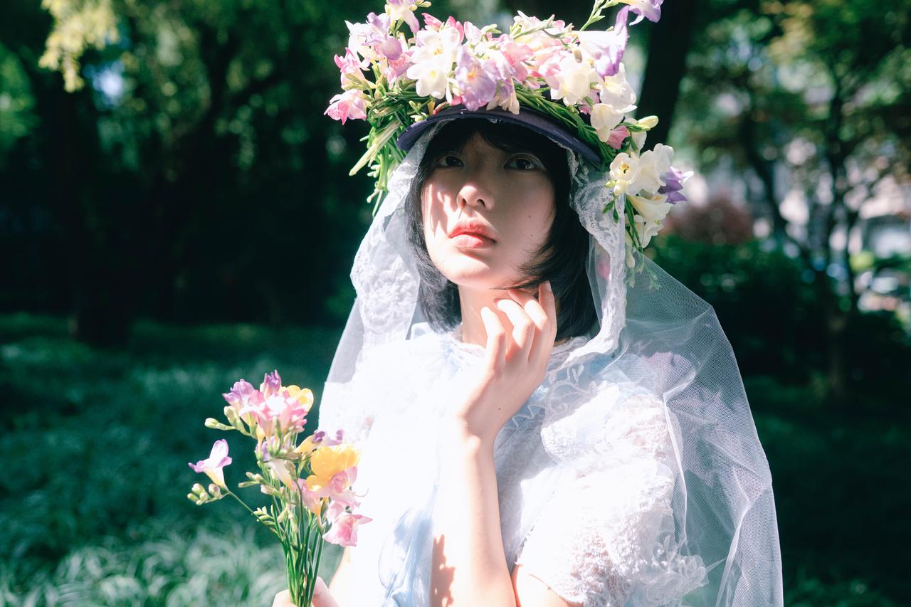 森系静谧的摄影主题，通过画面元素的搭配与光影的营造，传递出少女独有的温柔与疏离感