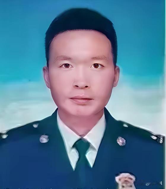 向英雄致敬！
2025年10月28日，在西藏阿里地区任消防队员的苟俊，在回老家四