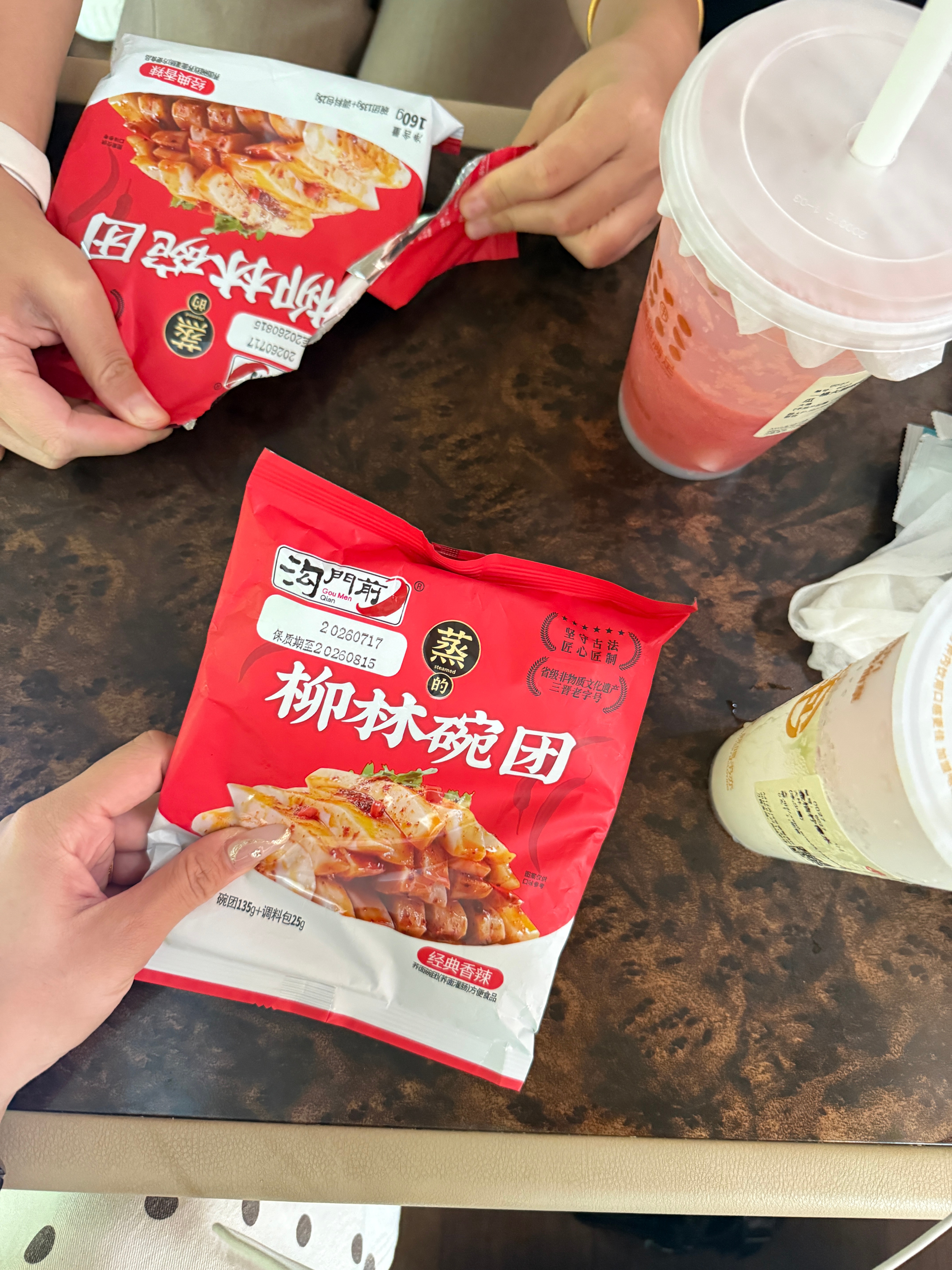 坐4小时大巴从上海前往广德，本来还愁没时间解决午饭。结果直接从包掏出两份碗团，我
