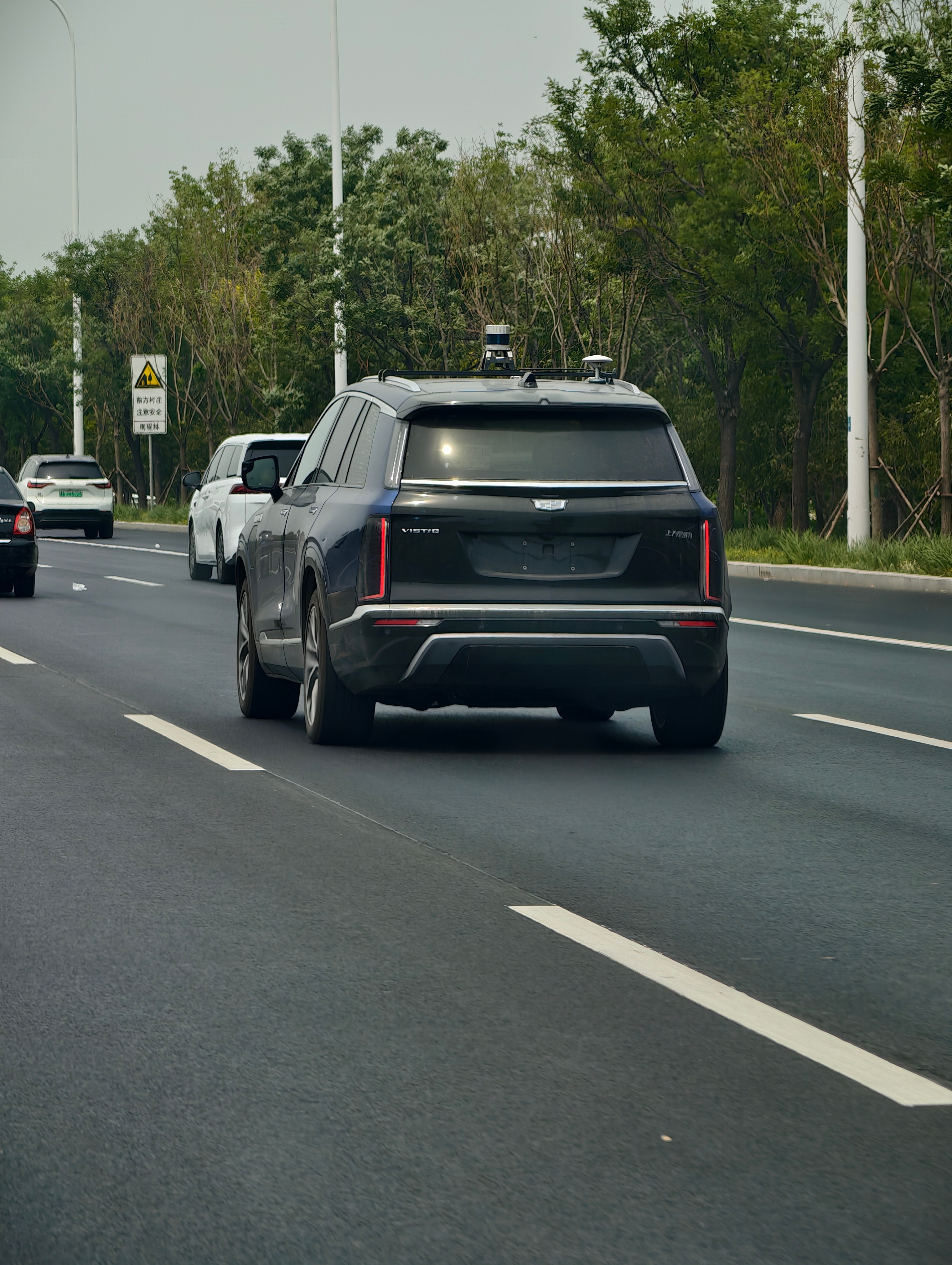路上碰见个凯迪拉克在采集道路信息测试吧很好奇凯迪拉克的智驾到了什么程度？ ​​​