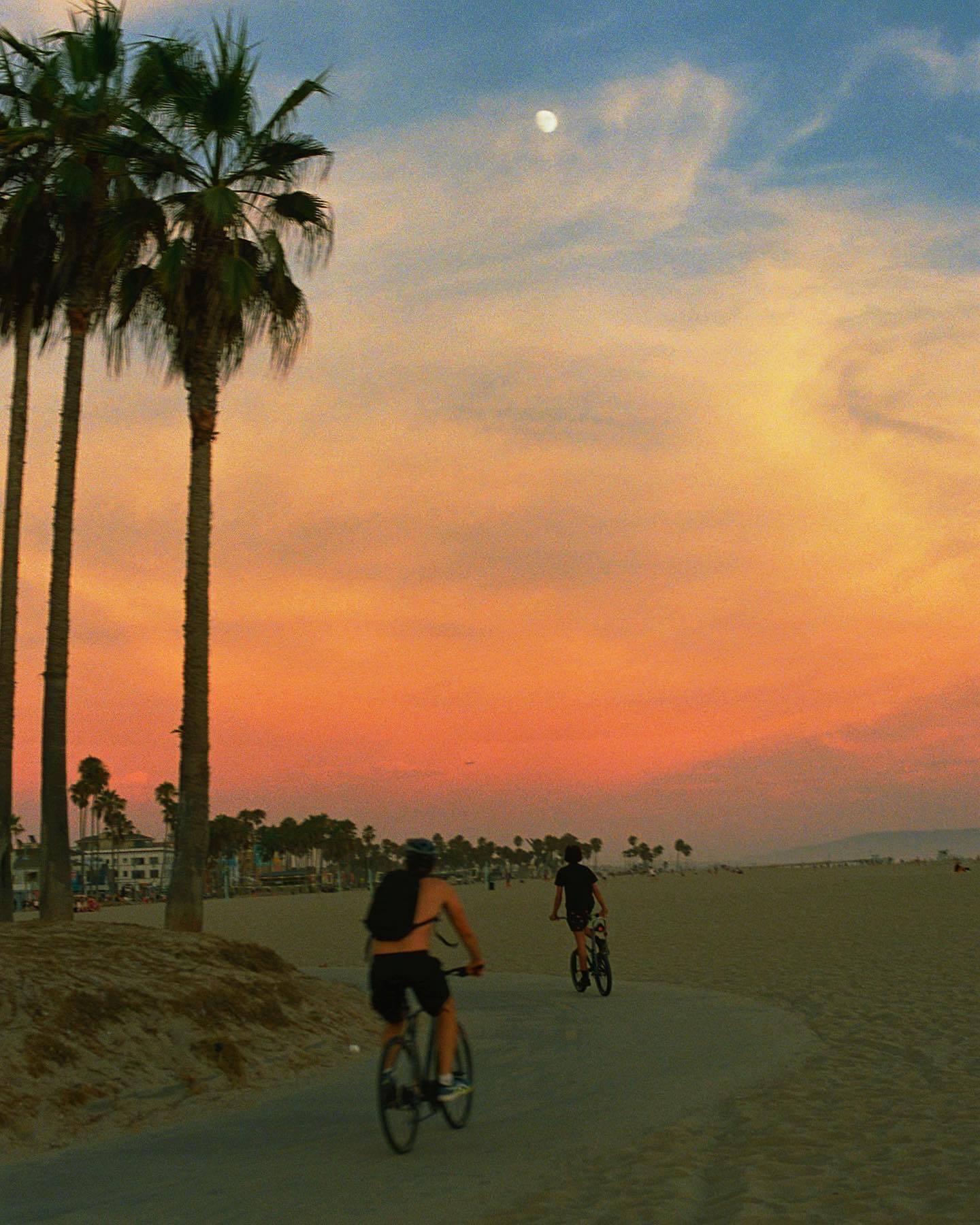 后悔大概会带来两种结果：要么把你禁锢在过去，要么成为你改变未来的动力。｜《也许你