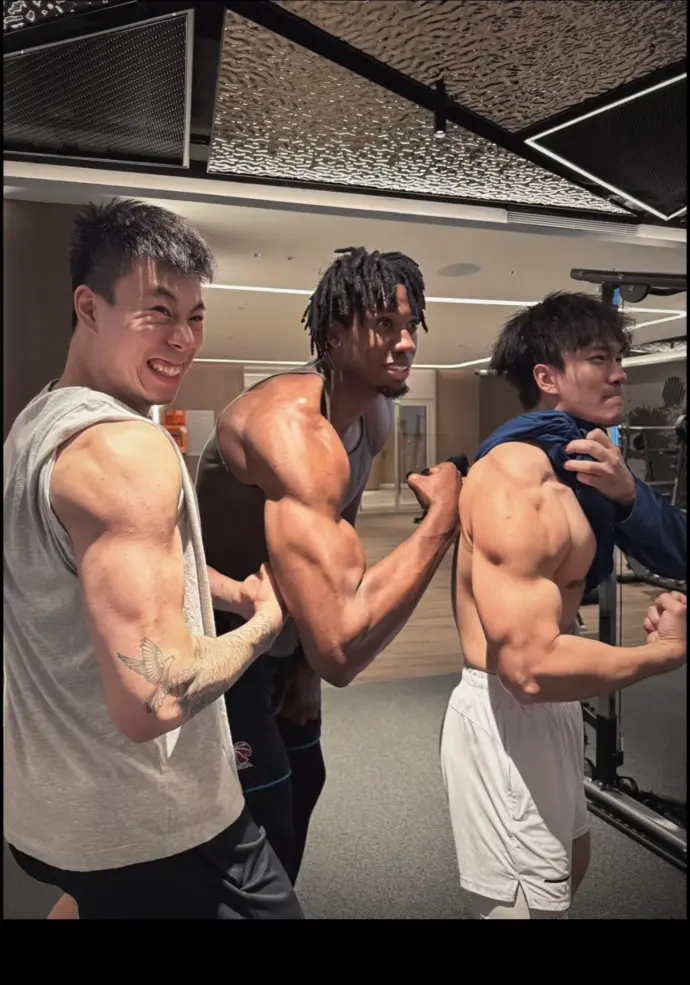 白边这线条看着太离谱了，右边训练师也不错，张镇麟表情也很到位。 